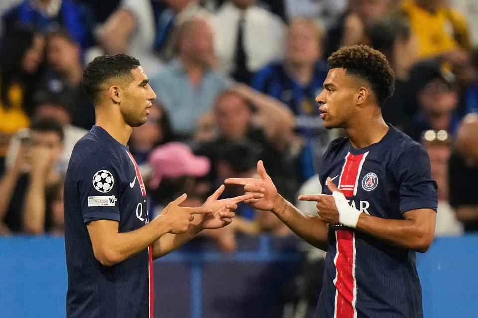 Doué (phải) trở thành cầu thủ trẻ nhất ghi bàn và kiến tạo ở trận chung kết Champions League. (Nguồn: AP)