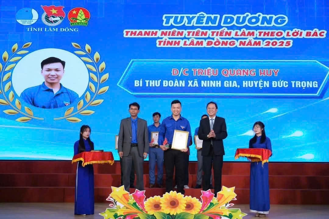Anh Triệu Quang Huy (giữa) được Tỉnh Đoàn Lâm Đồng trao tặng danh hiệuThanh niên tiên tiến làm theo lời Bác giai đoạn 2023-2025