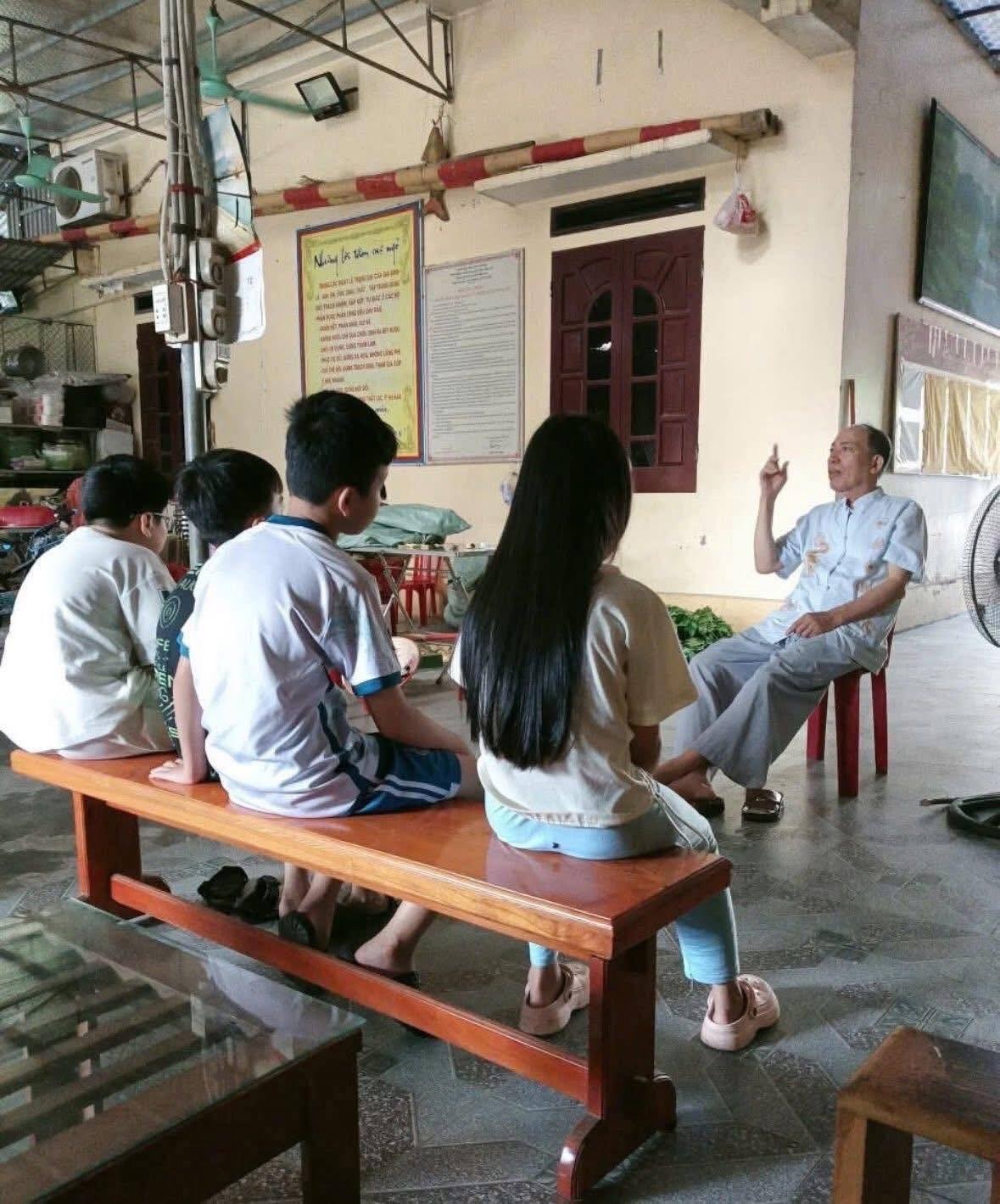 Ông Khính được khen ngợi là “ông nội quốc dân” vì sự tận tâm và hài hước. (Ảnh: NVCC)