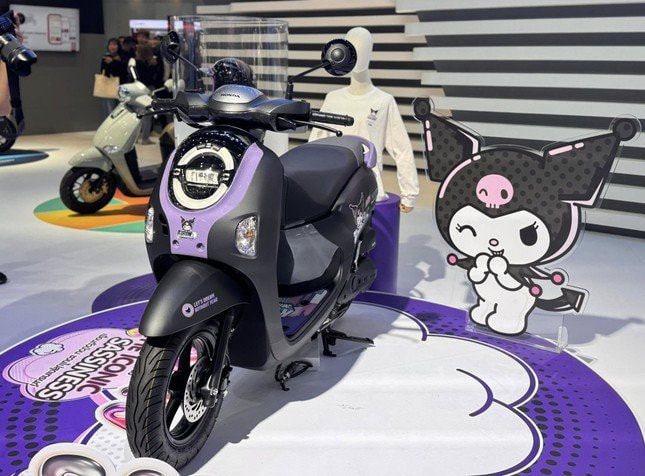 Honda Scoopy Kuromi là phiên bản kỷ niệm sinh nhật lần thứ 20 của nhân vật hoạt hình Kuromi, được phát triển dựa trên dòng xe tay ga Scoopy thế hệ mới nhất. Ảnh: S.T 1.jpg