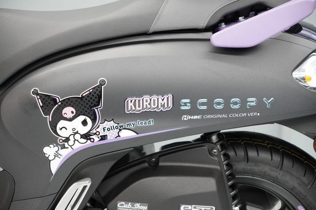 Điểm đặc biệt trên phiên bản Honda Scoopy Kuromi đến từ lớp ngoại thất được trang trí hình ảnh của nhân vật Kuromi ở hai bên hông, vè phía trước, dưới móc treo đồ ở tay lái. Ảnh: S.T 4.jpg