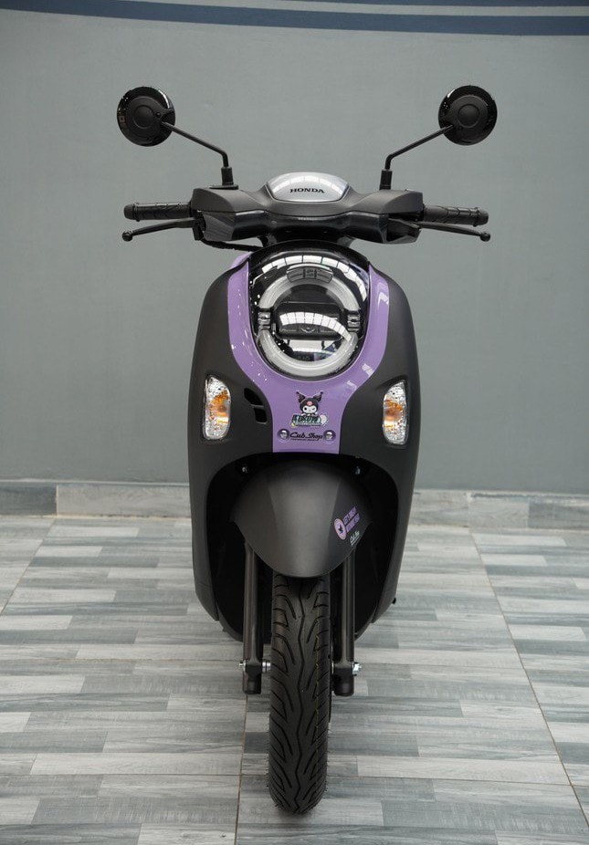 Honda Scoopy Kuromi sở hữu các trang bị tiêu chuẩn gồm đèn pha LED, bao quanh bởi đèn định vị được tạo hình hai vòng cung. Ảnh: S.T 2.jpg