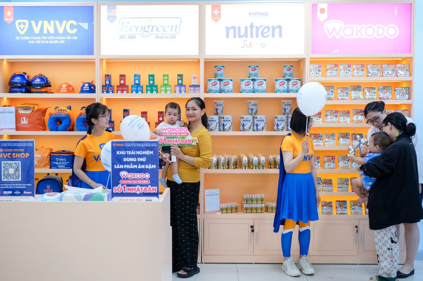 Gian hàng tiện ích nằm trong trung tâm tiêm chủng vắc xin bước đi mới hợp thời của “Ông lớn” ngành tiêm chủng
