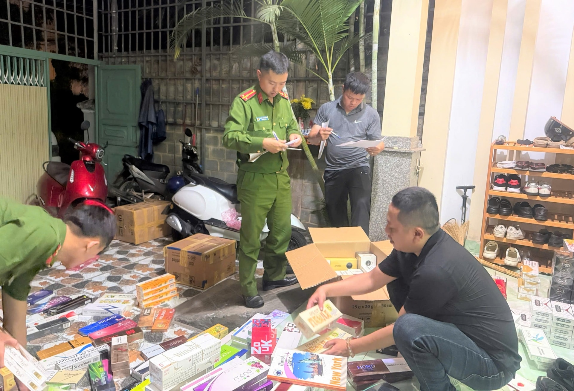 Công an đột kích khám xét