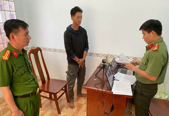 Cơ quan An ninh điều tra Công an tỉnh Cà Mau tống đạt quyết định khởi tố bị can đối với Lương Khánh Duy.