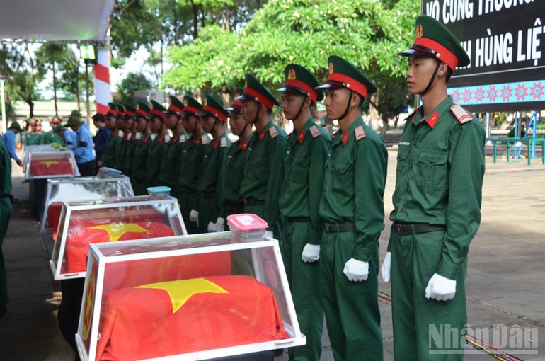 Tổ chức truy điệu và an táng hài cốt liệt sĩ tại nghĩa trang liệt sĩ huyện Đức Cơ, tỉnh Gia Lai. ndo_br_dsc-1069.jpg