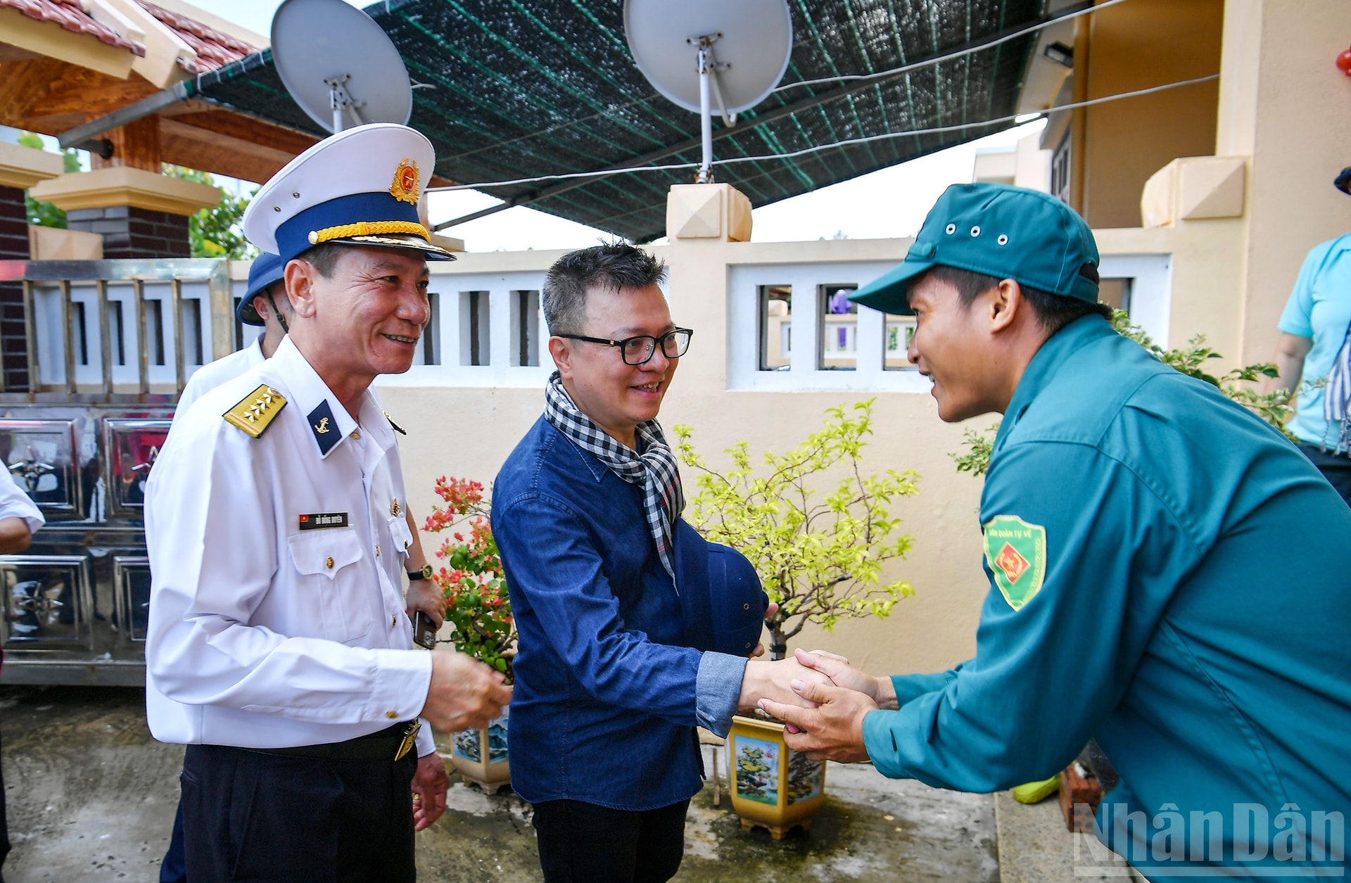 Lãnh đạo đoàn công tác thăm một gia đình ở đảo Đá Tây A ndo_br_41a.jpg