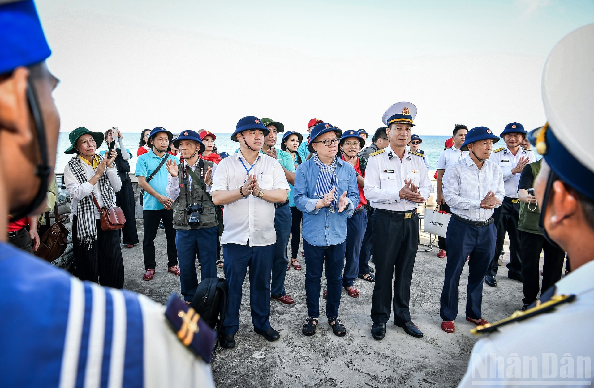 “Chuyến đi này rất đặc biệt, điều đặc biệt nhất là không chỉ các phóng viên báo chí đi theo từng tốp nhỏ lẻ như trước kia, mà lần đầu tiên có số lượng báo chí quy mô lớn, trong đó có lãnh đạo cơ quan báo chí, lãnh đạo các Hội Nhà báo trên toàn quốc cùng đi trên một chuyến tàu ra quần đảo Trường Sa” – nhà báo Lê Quốc Minh nói. ndo_br_16a.jpg