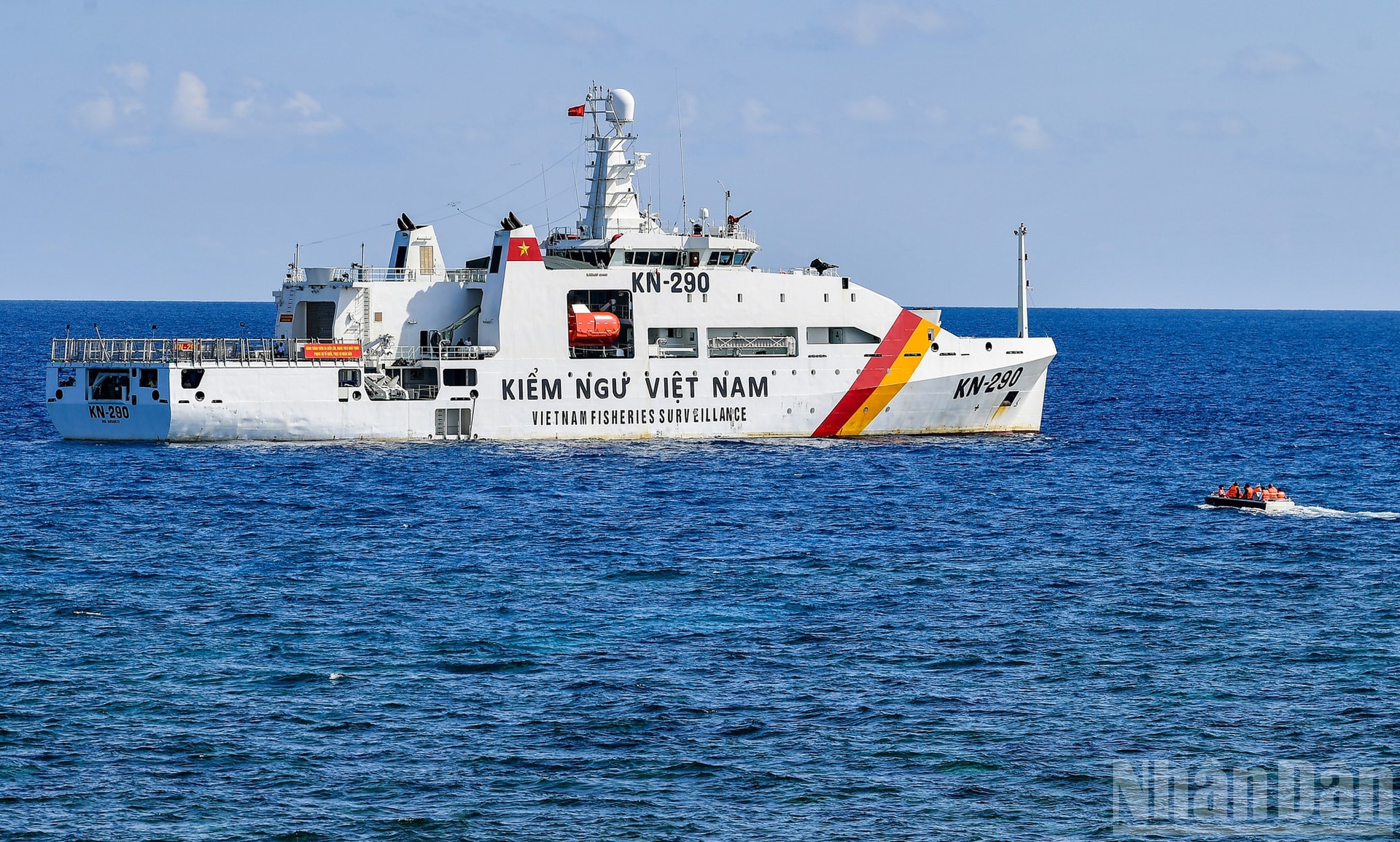 Trong chuyến hành trình dài 7 ngày, con tàu Kiểm ngư Việt Nam mang số hiệu KN-290 đã đưa đoàn công tác số 25 đến thăm 6 đảo và 1 Nhà giàn. ndo_br_35a.jpg