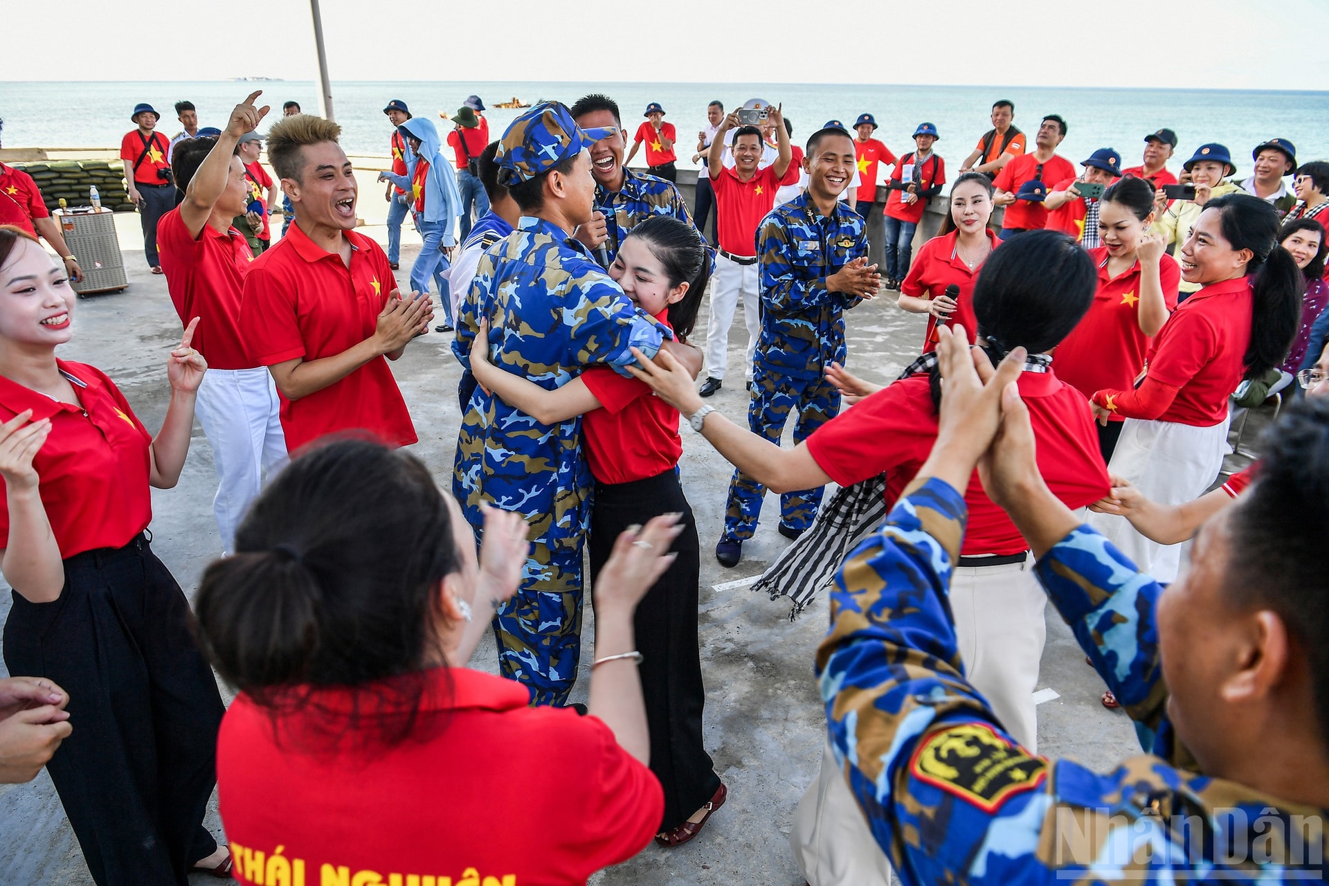 Lính đảo chỉ thiếu hơi ấm tình người. ndo_br_33a-8780.jpg