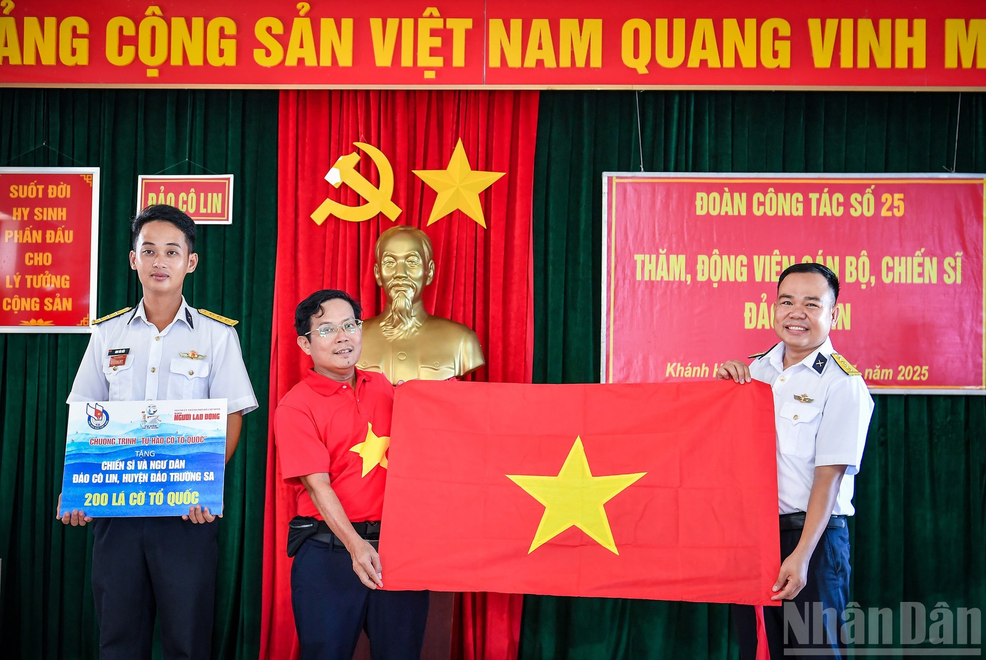 Nhà báo Tô Đình Tuân, Tổng Biên tập Báo Người Lao Động trao cờ Tổ quốc từ chương trình ndo_br_53a.jpg