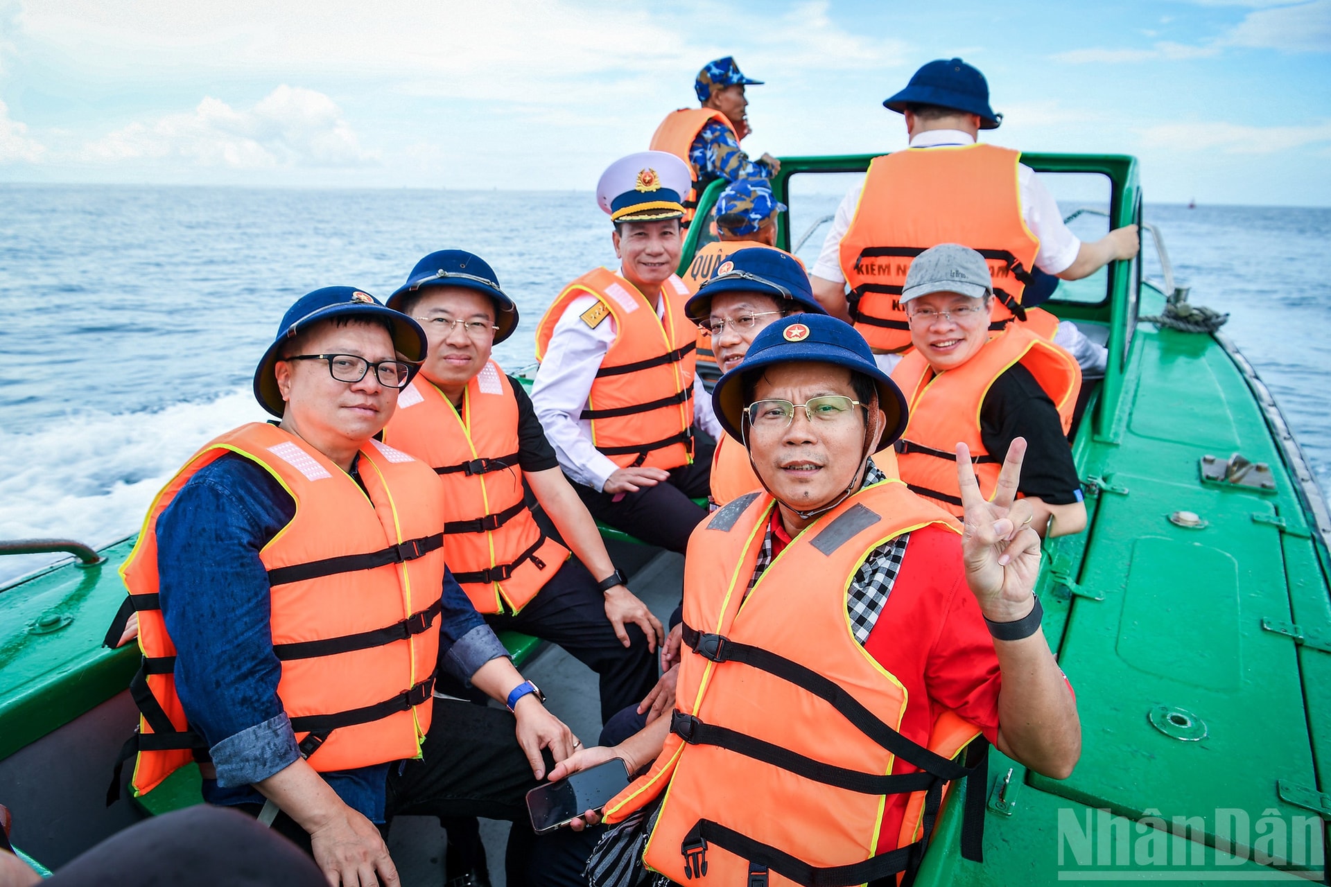Nhà báo Lê Quốc Minh, Ủy viên Trung ương Đảng, Tổng Biên tập Báo Nhân Dân, Phó trưởng Ban Tuyên giáo và Dân vận Trung ương, Chủ tịch Hội Nhà báo Việt Nam cùng đồng hành với các cơ quan báo chí trên chiếc canô tiến vào đảo. ndo_br_40a.jpg