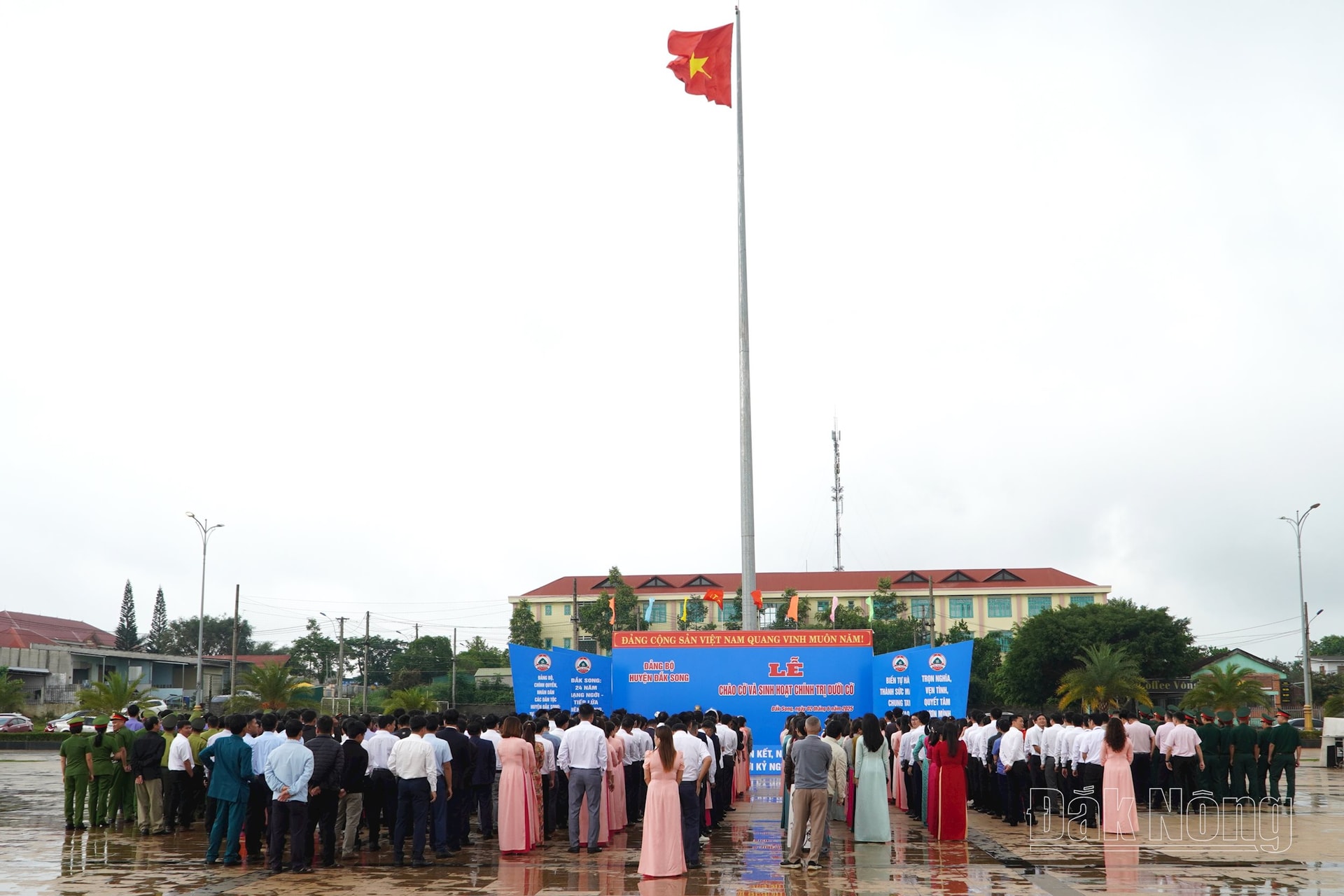 Đảng bộ huyện Đắk Song tổ chức Lễ chào cờ và sinh hoạt chính trị dưới cờ tháng 6/2025 với sự tham gia của tất cả cán bộ, công chức, viên chức, lao động các đơn vị cấp huyện, thị trấn Đức An