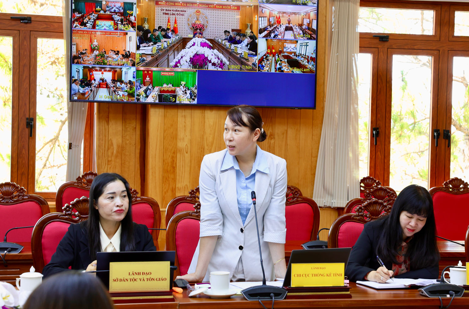 Bà Trương Thị Mộng Di - Phó Chi Cục trưởng Chi cục Thống kê, báo cáo phương thức tính chỉ số thống kê và kịch bản phát triển cho tháng 6
