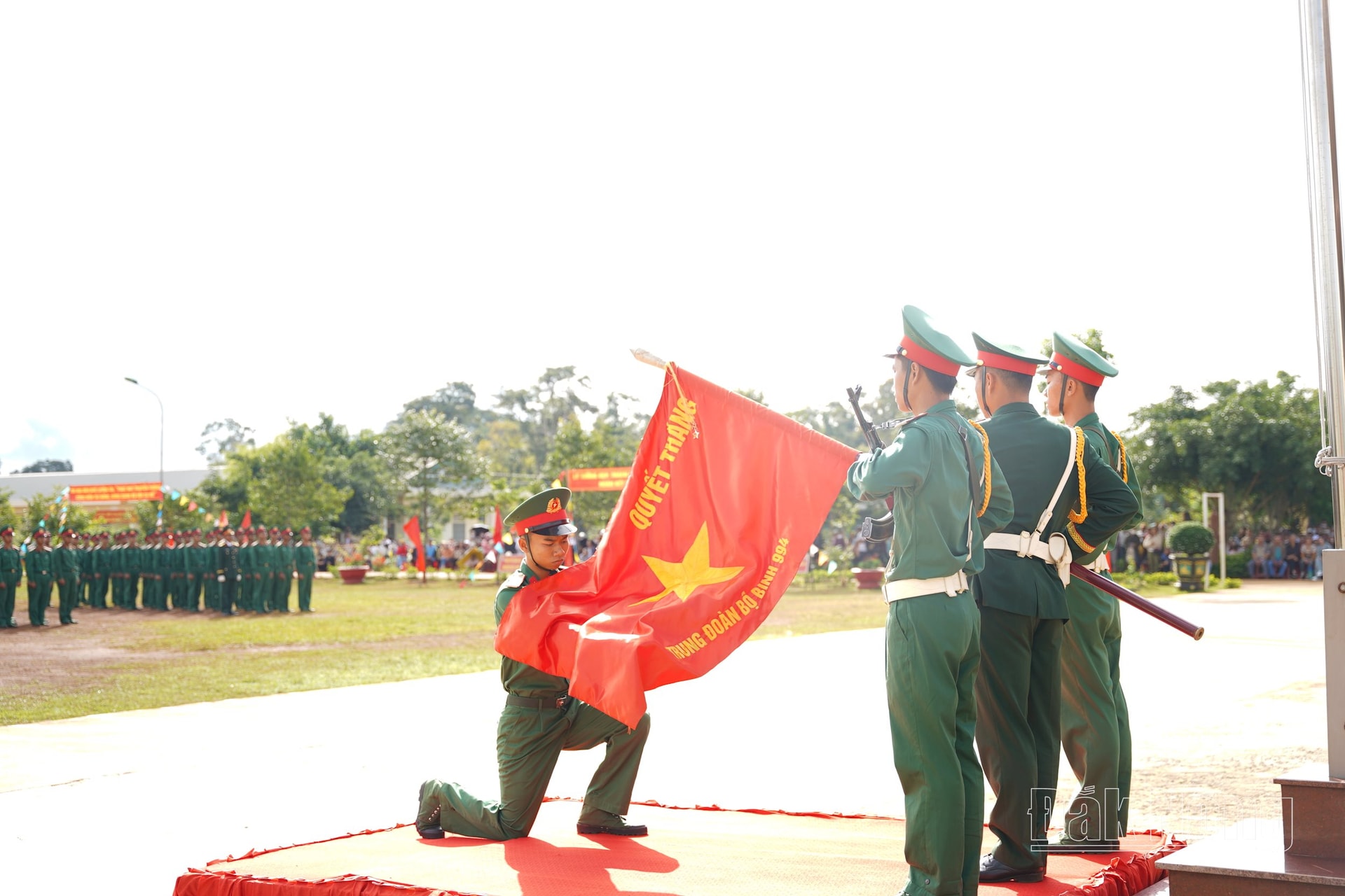 Chiến sĩ mới thực hiện các nghi lễ tuyên thệ dưới cờ