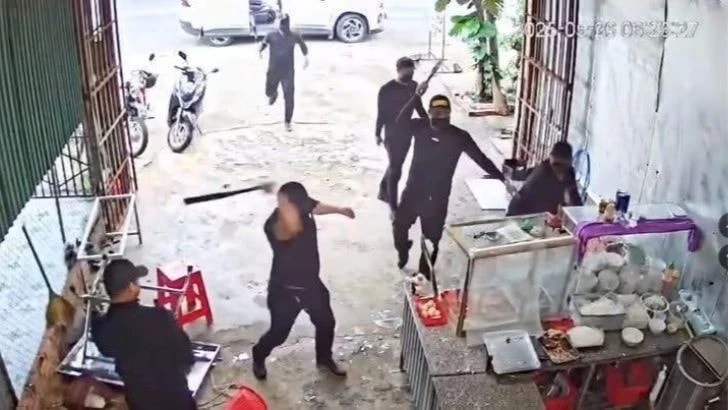 Các đối tượng xông vào đập phá quán phở trên địa bàn xã Ea Đar vào sáng 26/5.