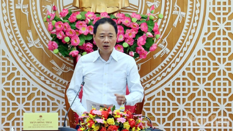 Chủ tịch Ủy ban nhân dân tỉnh Lâm Đồng Trần Hồng Thái phát biểu ý kiến tại hội nghị. ndo_br_5.jpg