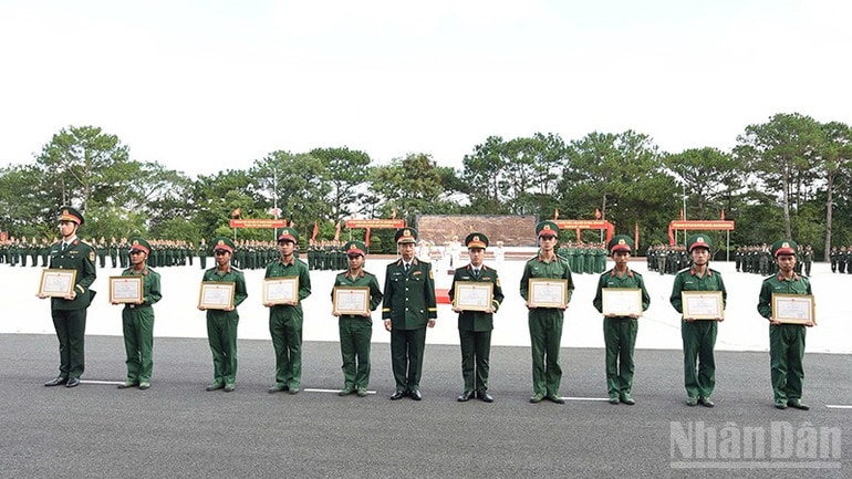 Học viện Lục quân tặng giấy khen cho 10 cá nhân hoàn thành tốt nhiệm vụ chiến sĩ mới. ndo_br_ee.jpg