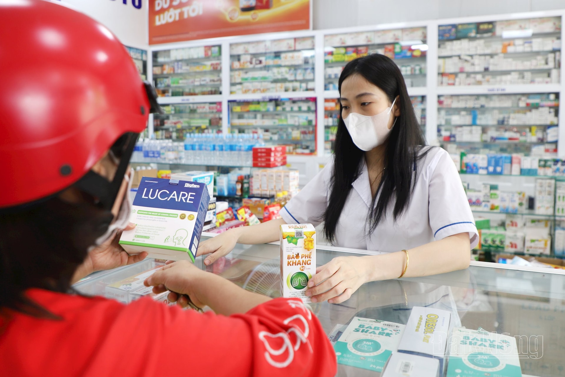 Người dân dễ dàng mua thuốc tại các quầy thuốc trên địa bàn