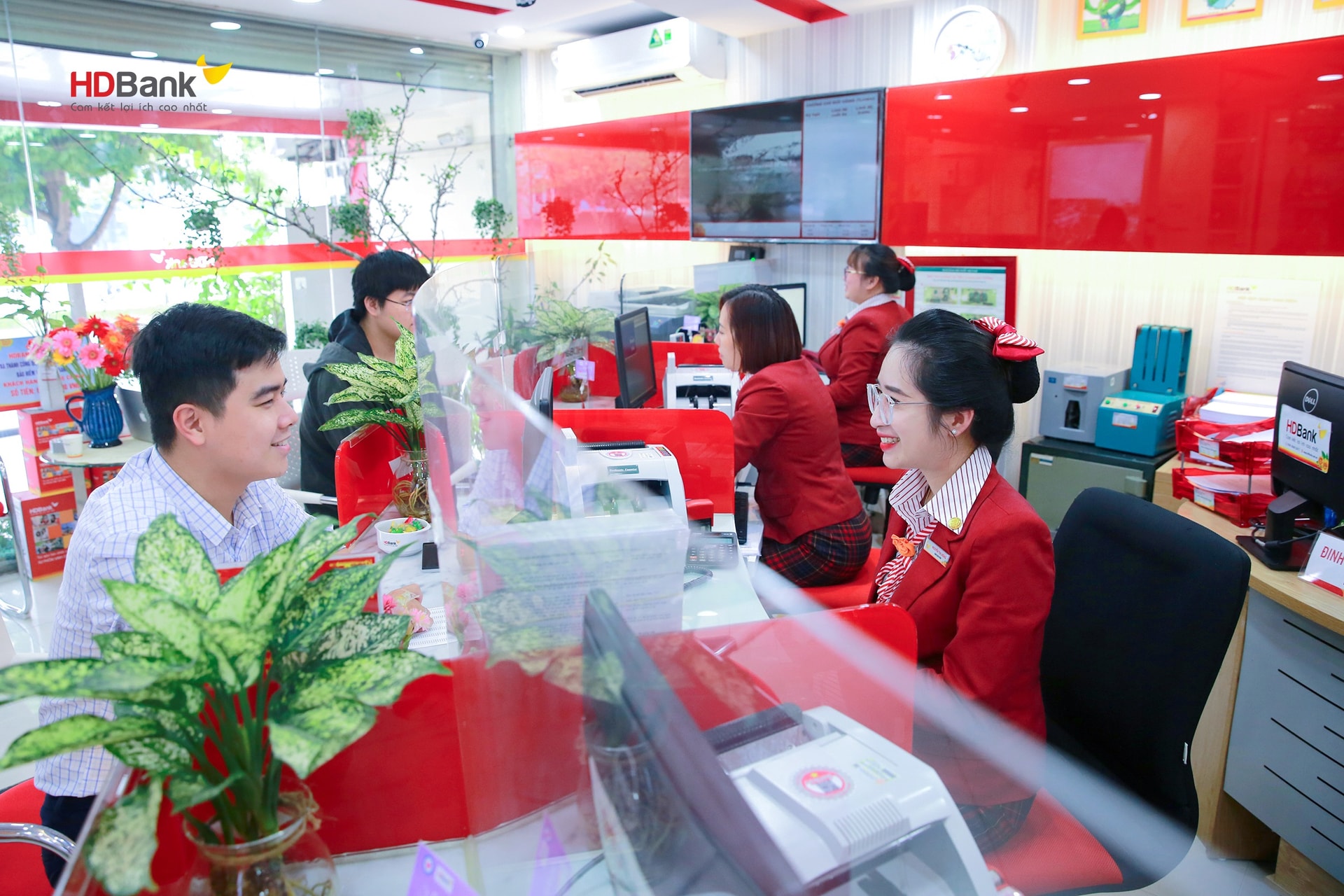 HDBank giữ vị trí thứ 3 Top ngân hàng niêm yết uy tín và hiệu quả nhất Việt Nam
