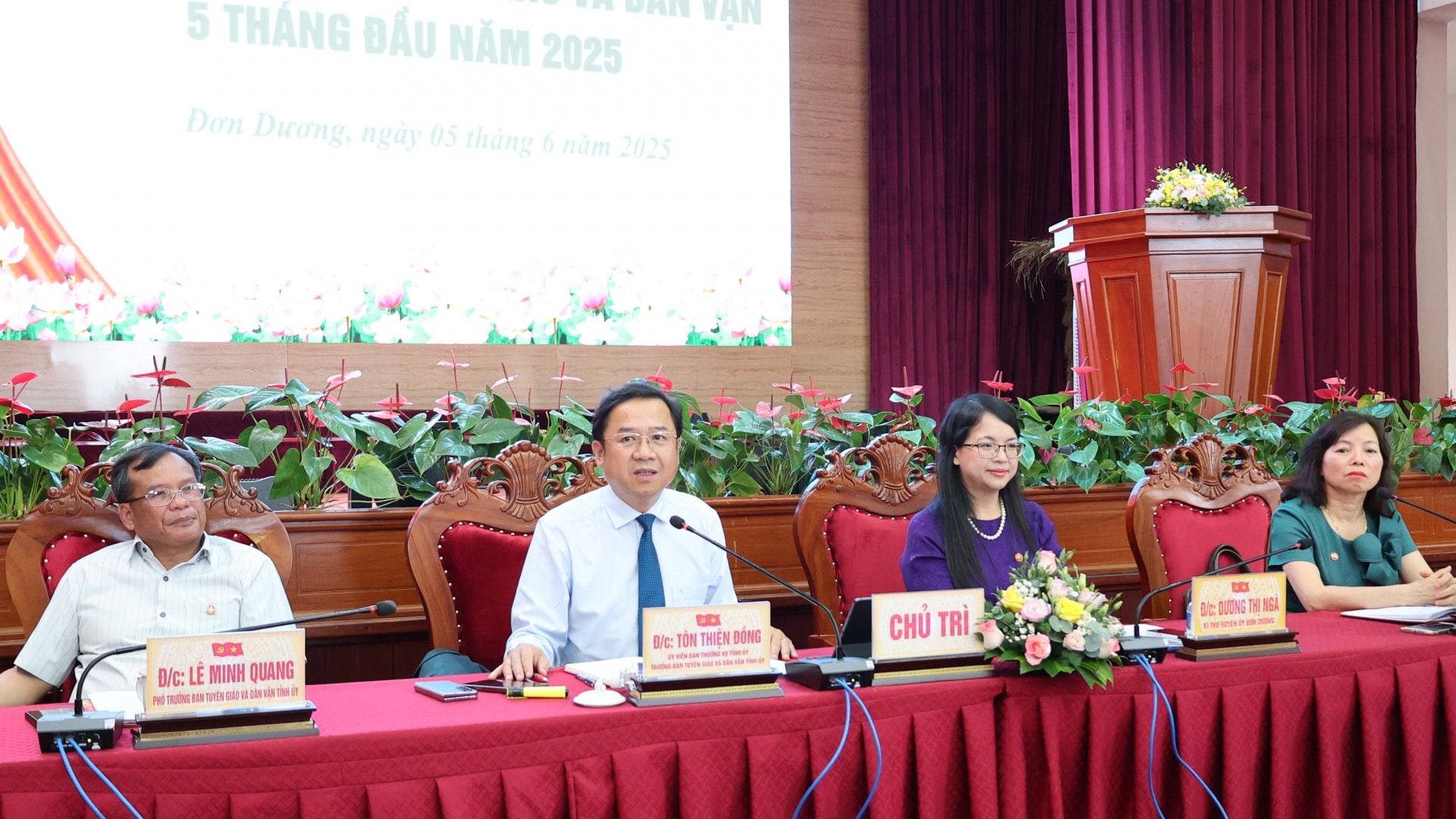 Chủ trì hội nghị