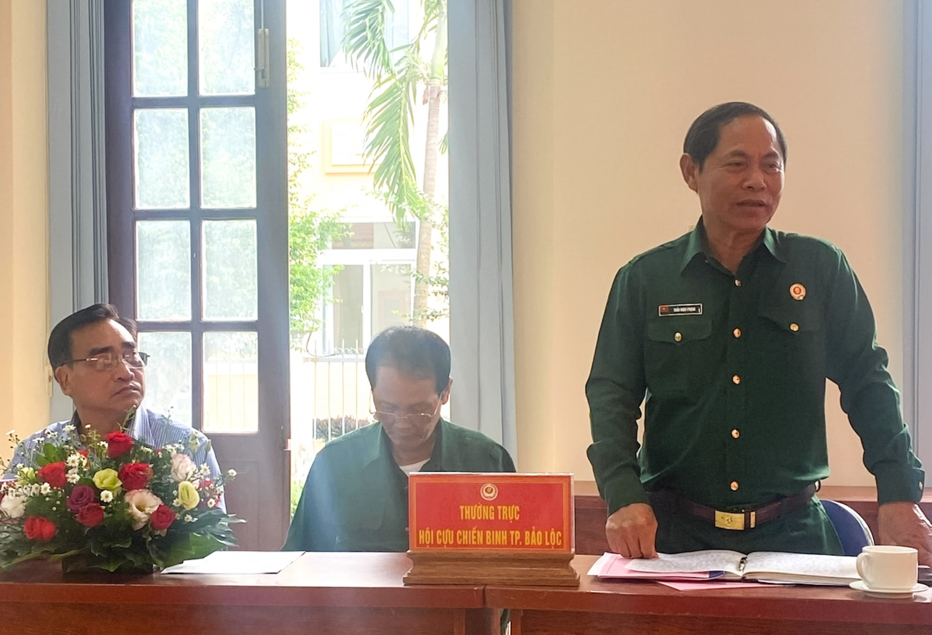 Lãnh đạo Hội CCB TP Bảo Lộc nêu ý kiến tại hội nghị