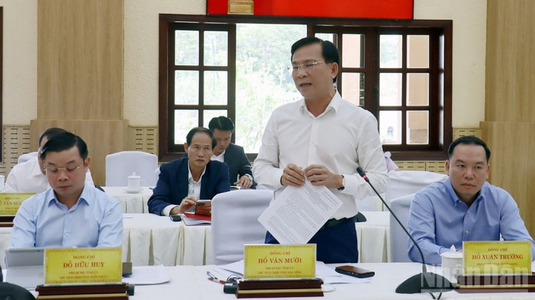 Lãnh đạo địa phương phát biểu ý kiến tại buổi làm việc với Ban Thường vụ 3 tỉnh Lâm Đồng, Bình Thuận, Đắk Nông, do đồng chí Nguyễn Hòa Bình, Ủy viên Bộ Chính trị, Phó Thủ tướng Thường trực Chính phủ chủ trì, ngày 21/5. ndo_br_1.jpg