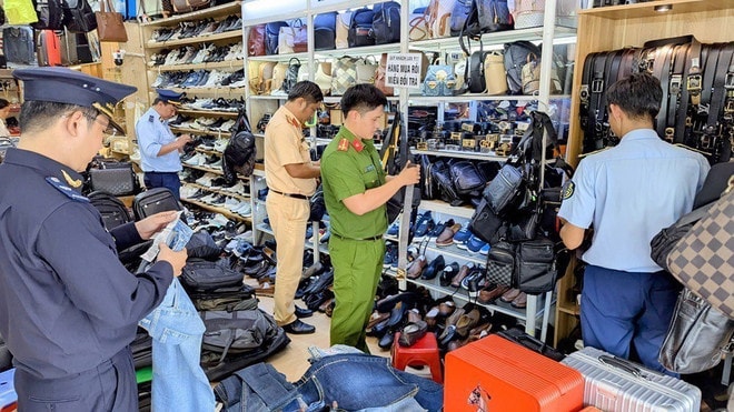 Tổ liên ngành tỉnh An Giang kiểm tra, phát hiện và thu giữ số lượng lớn hàng hóa không rõ nguồn gốc bị tại một cửa hàng giữa trung tâm thành phố Long Xuyên. (Ảnh: TTXVN phát) chong-buon-lau-hang-gia-2.jpg