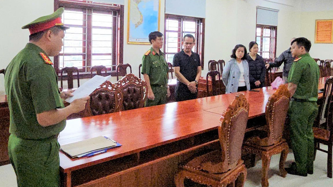 Cơ quan Cảnh sát điều tra Công an tỉnh Lâm Đồng tống đạt các quyết định khởi tố và đọc lệnh bắt tạm giam đối với bị can Lê Văn Thanh