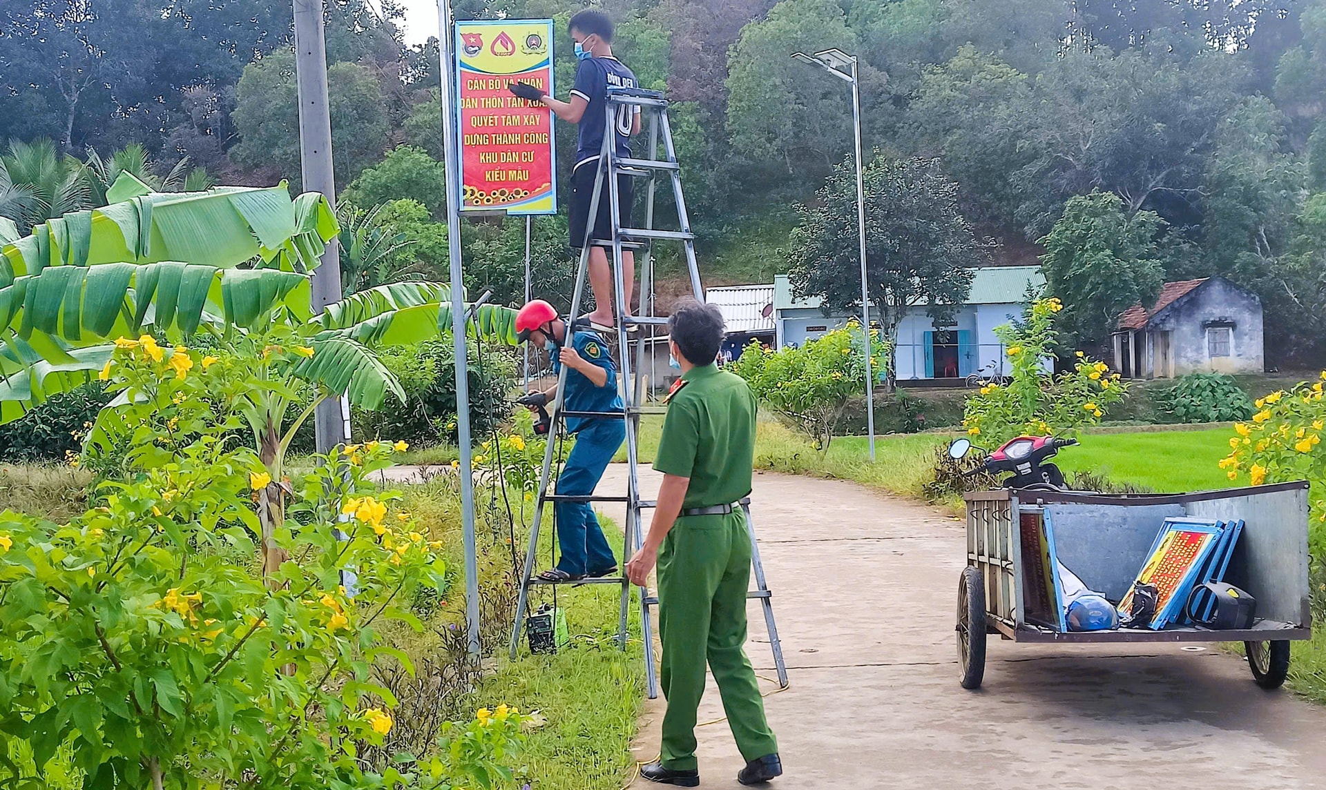 Đoàn Thanh niên xã Gia Viễn phối hợp với Công an xã lắp đặt các pano tuyên truyền dọc tuyến đường các thôn