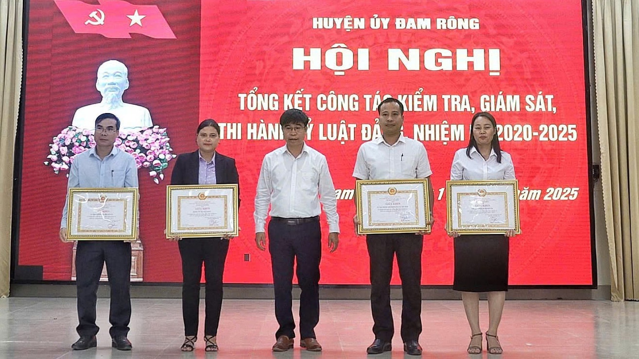Lãnh đạo huyện Đam Rông tặng Giấy khen cho các tập thể thực hiện tốt nhiệm vụ kiểm tra, giám sát giai đoạn 2020 - 2025. Ảnh: TVS