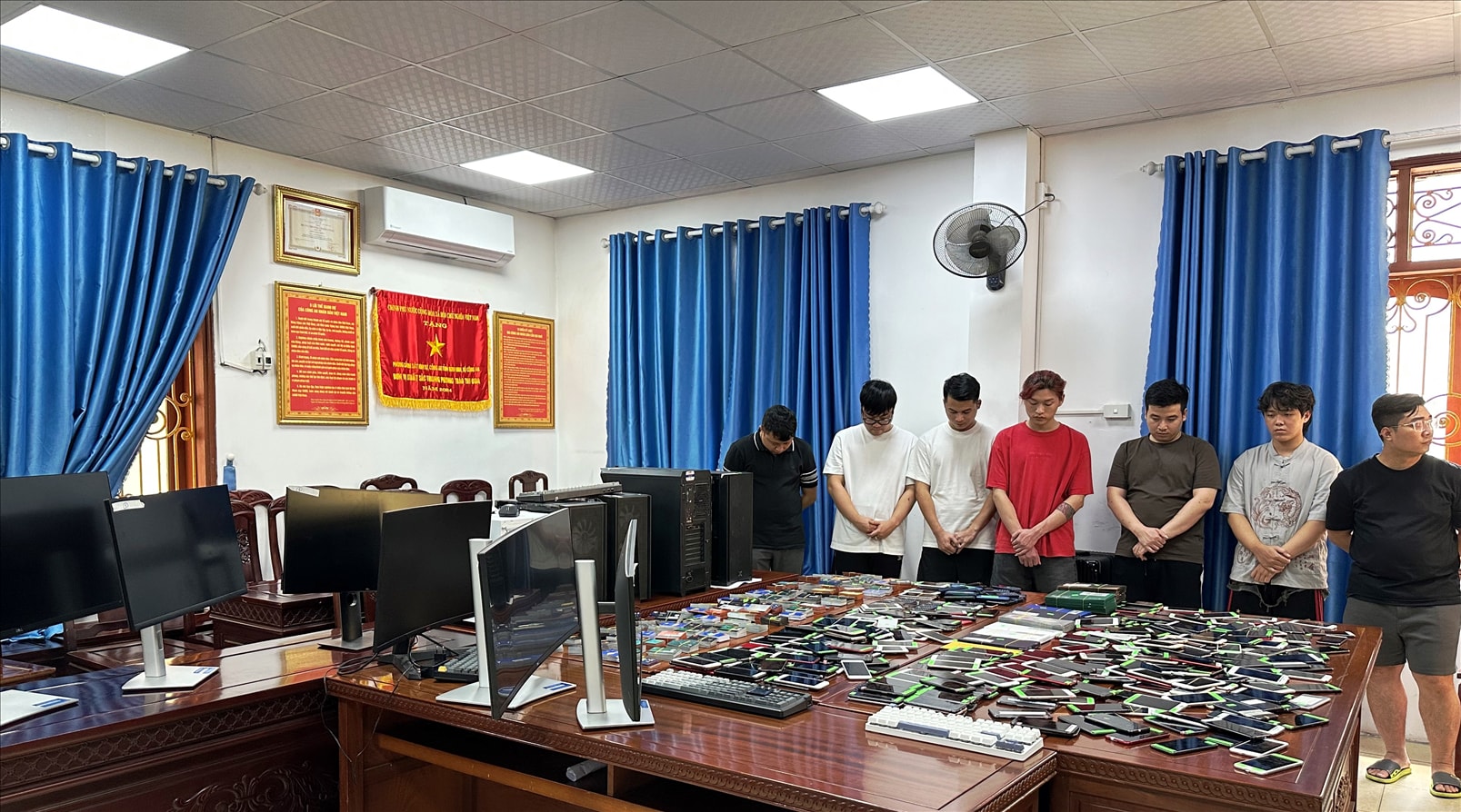 Các đối tượng cùng tang vật.