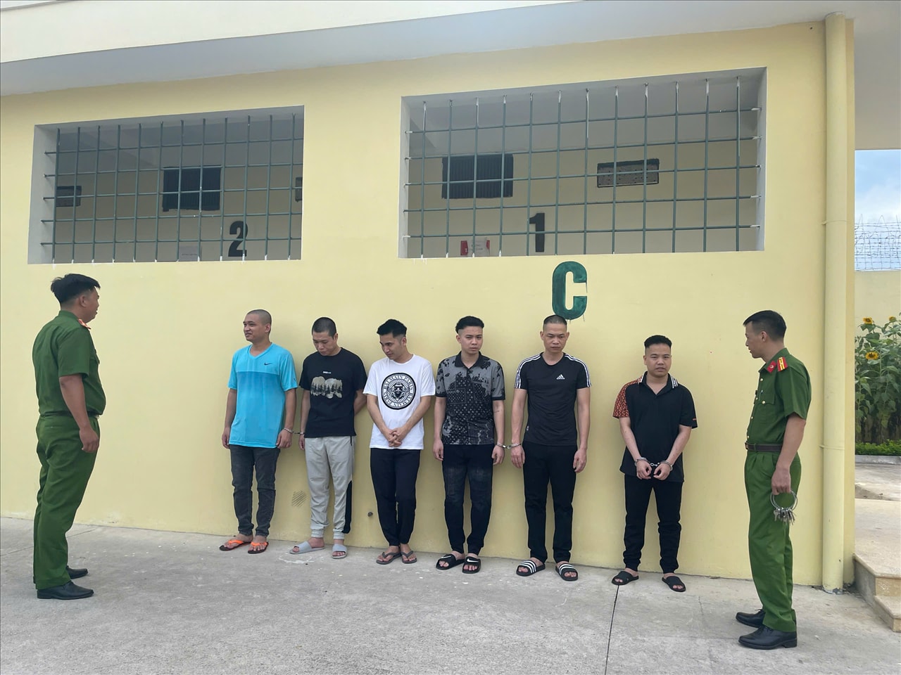 Hình ảnh các đối tượng tại cơ quan điều tra.