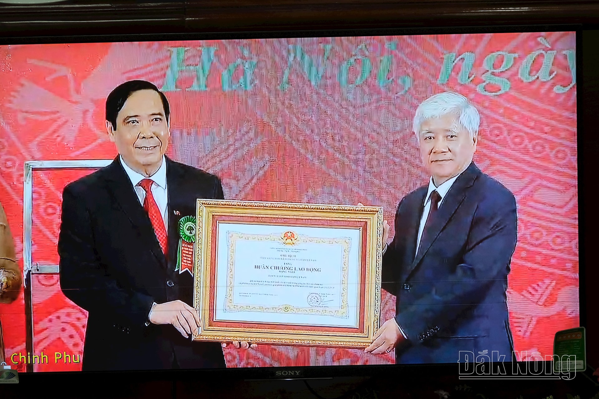 Đồng chí Đỗ Văn Chiến, Ủy viên Bộ Chính trị, Bí thư Trung ương Đảng, Chủ tịch Ủy ban Trung ương Mặt trận Tổ quốc Việt Nam trao tặng Huân chương Lao động hạng Nhất cho đại diện Hội NCT Việt Nam 