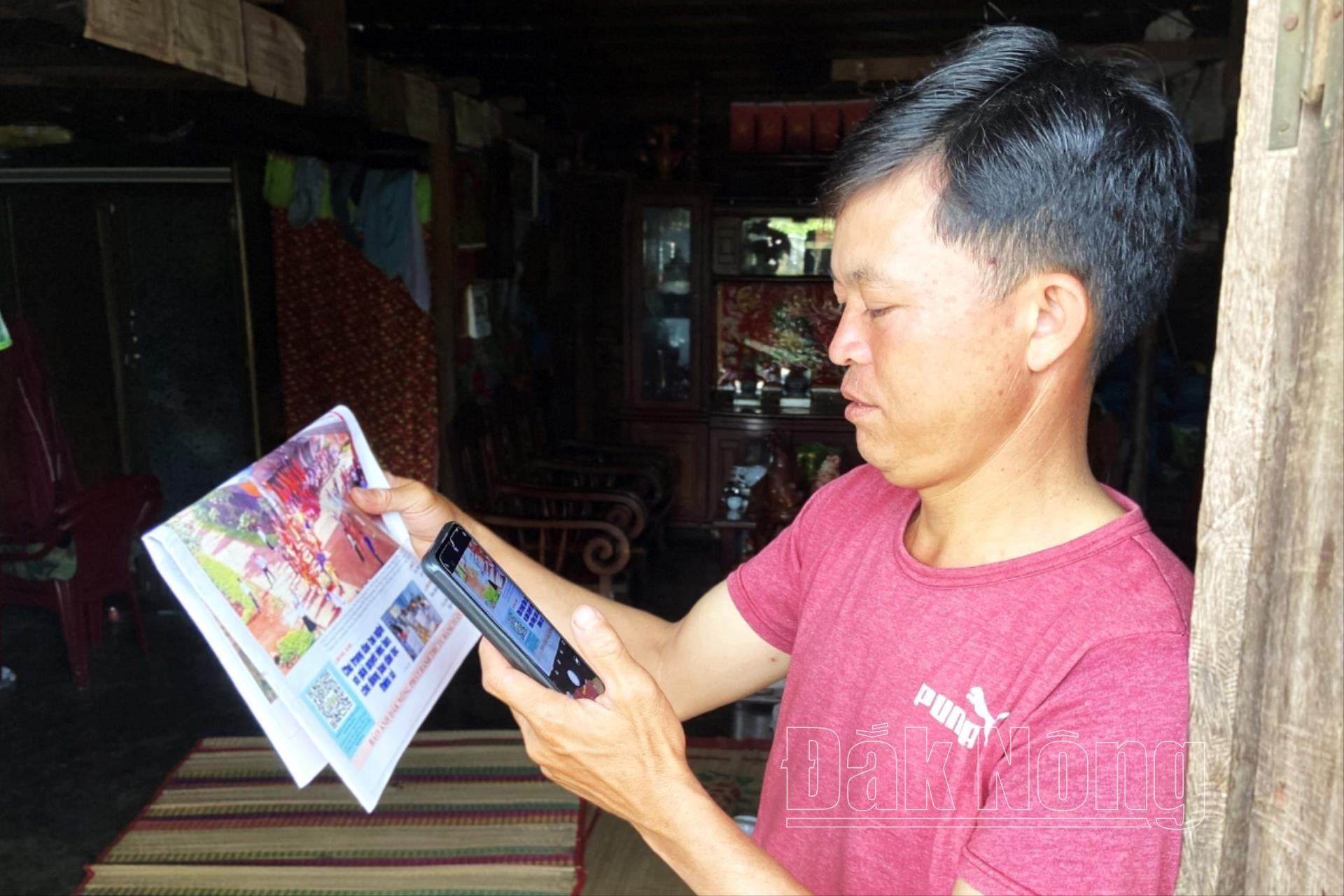 ban-doc-la-nguoi-dong-bao-dtts-quet-ma-qr-tren-bao-anh-bao-dak-nong-de-doc-bao-dak-nong-dien-tu(1).jpg