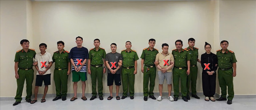 Các đối tượng (x) tại cơ quan Công an.