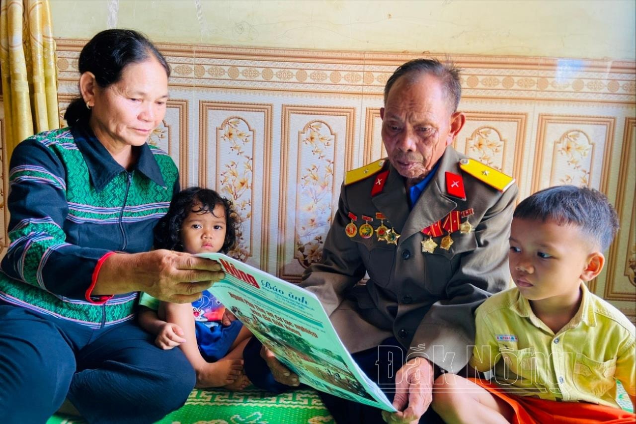 gia-dinh-nguoi-co-uy-tin-y-bleng-buon-9-xa-dak-d-ro-huyen-krong-no-doc-bao-anh-ngon-ngu-m-nong-tim-hieu-guong-nong-dan-lam-kinh-te-tren-bao-anh-bao-dak-nong.jpg(1).jpg