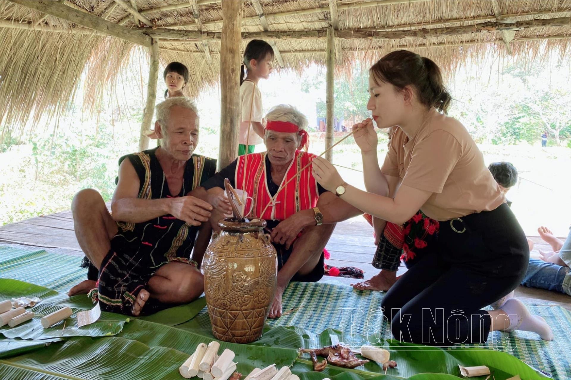 phong-vien-hoa-nhap-vao-cac-phong-tuc-tap-quan-khi-tham-gia-cac-le-hoi-cua-dong-bao-dan-toc-thieu-so-tren-dia-ban-tinh(1).jpg