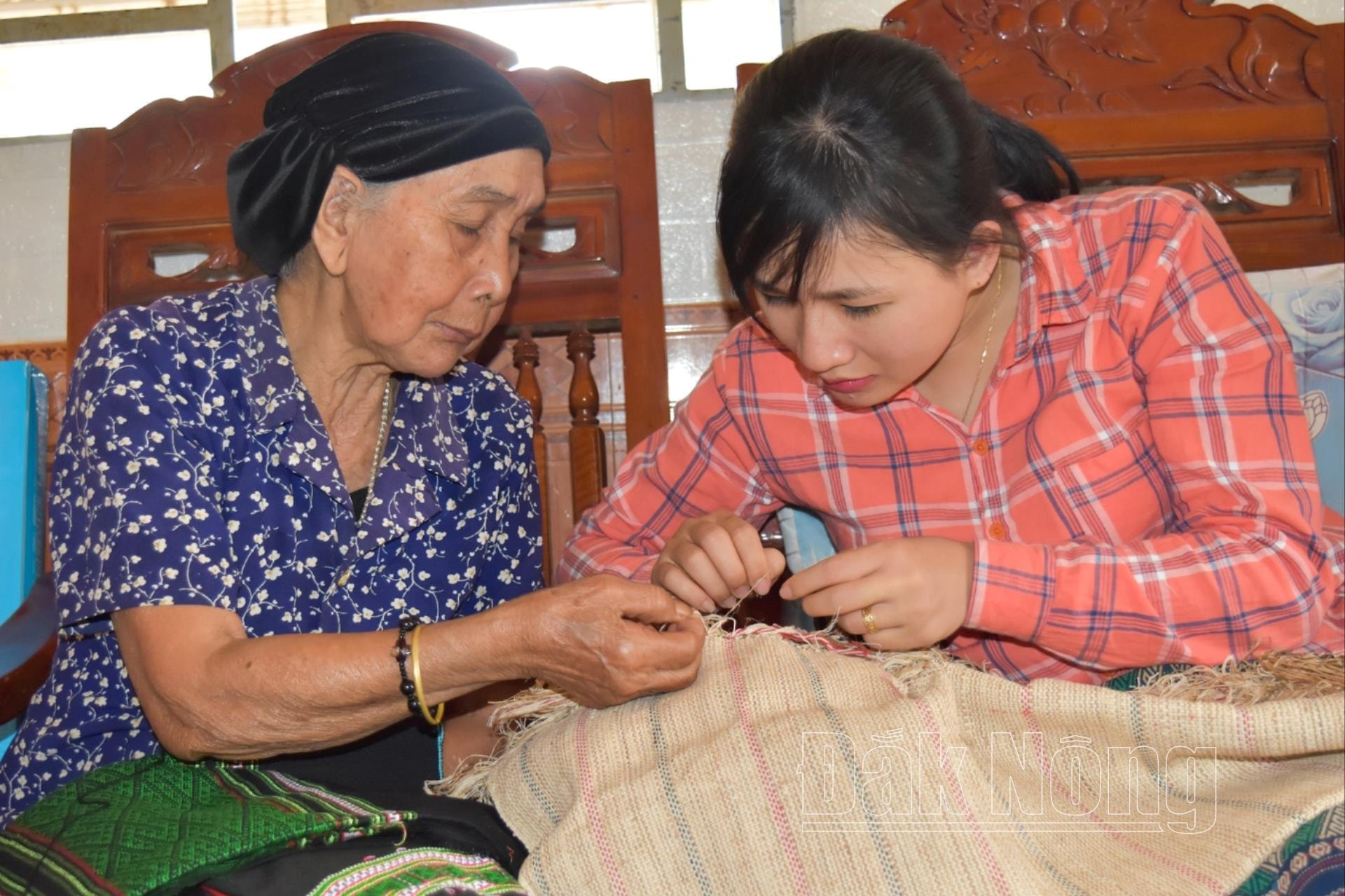 phong-vien-tro-chuyen-tim-hieu-ve-nghe-det-va-tho-cam-voi-nghe-nhan-nhan-dan-h-jang-bon-dak-blao-thi-tran-kien-duc-huyen-dak-r-lap-dak-nong-(1).jpg