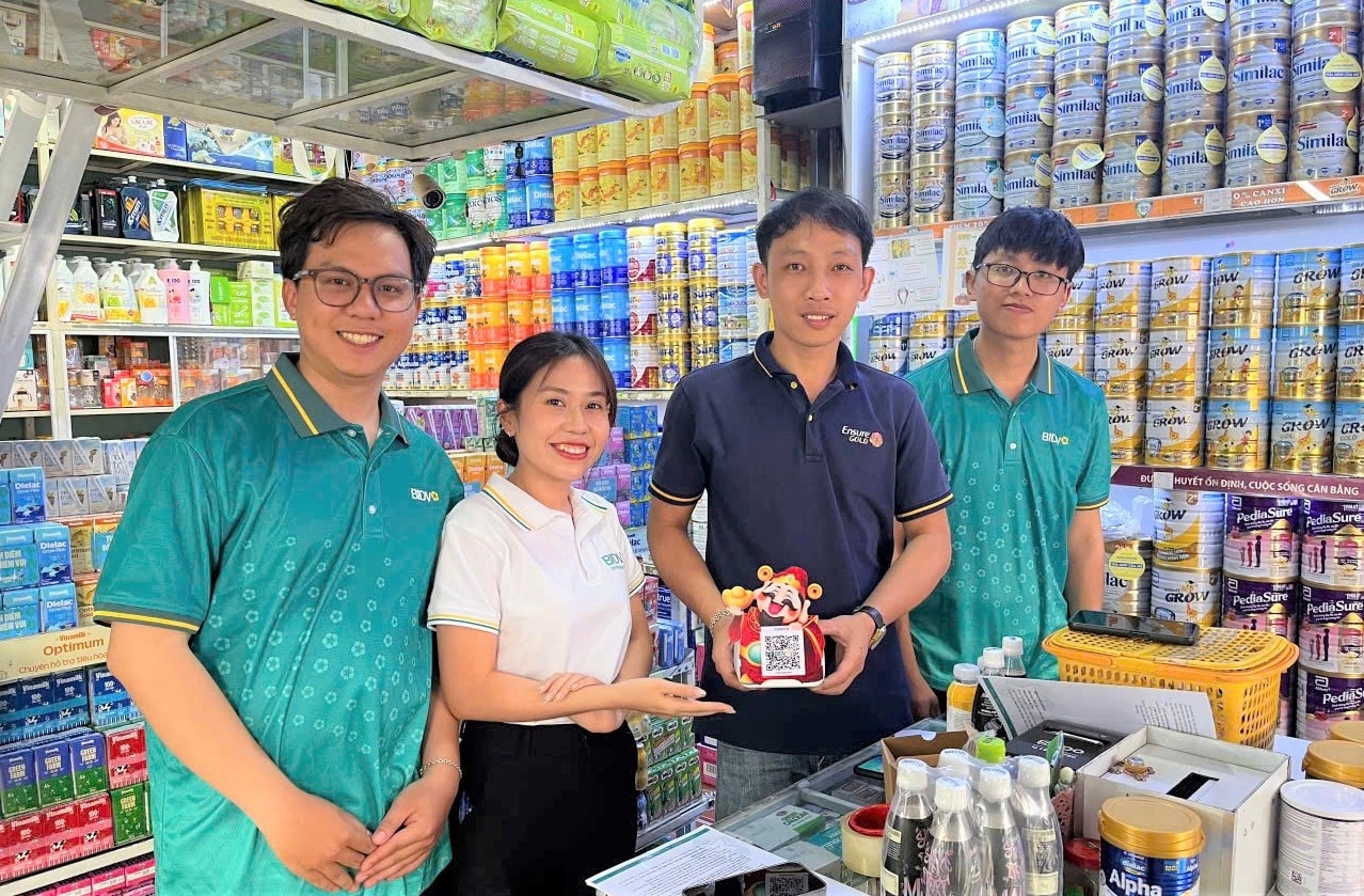 Các phòng giao dịch, chi nhánh ngân hàng trên địa bàn TP Bảo Lộc tập trung tuyên truyền về những lợi ích thanh toán không dùng tiền mặt đến các cơ sở, hộ kinh doanh