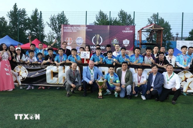 Đội FC Thanh Niên Moskva xuất sắc giành chức vô địch Giải bóng đá người Việt tại chợ Sadovod 2025. (Ảnh: Quang Vinh/TTXVN) ttxvn-nga-kieu.jpg