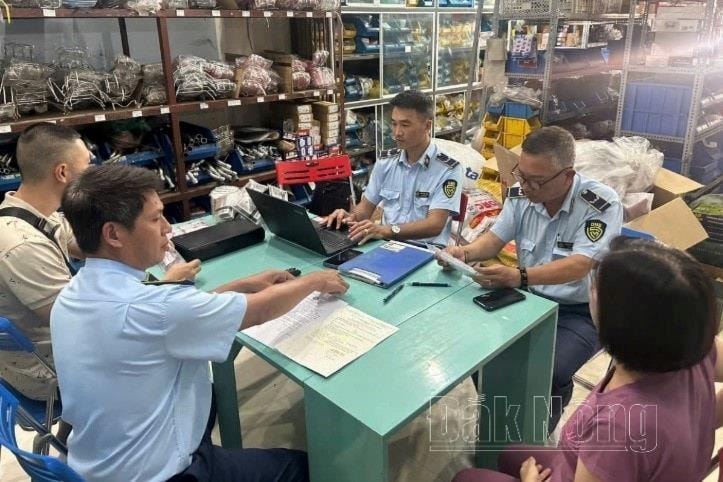 Lực lượng quản lý thị trường Đắk Nông kiểm tra hàng hóa tại một cơ sở kinh doanh phụ tùng xe máy ở huyện Đắk R