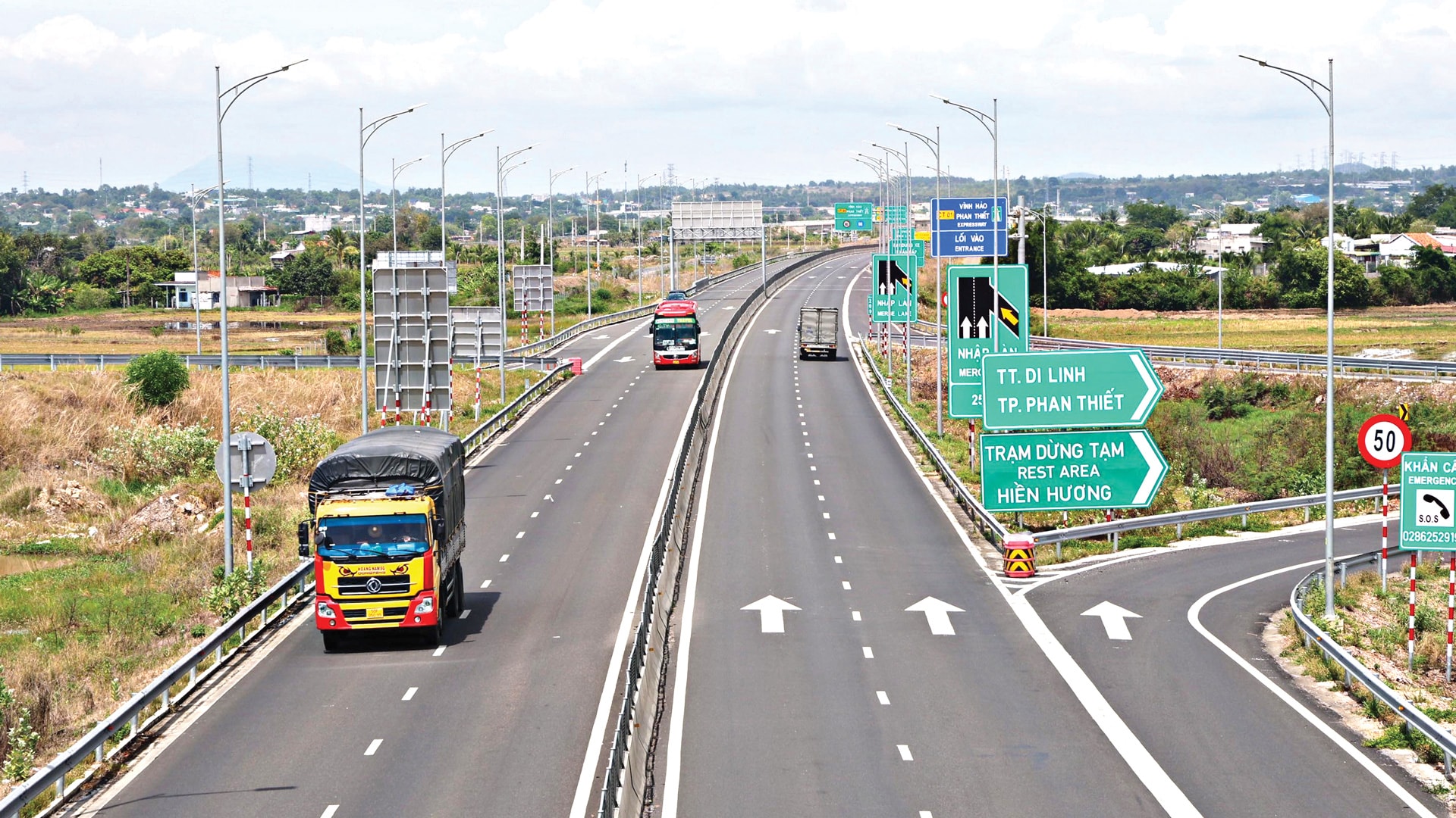 Dự kiến sau khi sáp nhập, tỉnh Lâm Đồng có 180 km cao tốc,và dự kiến hoàn thành gần 200 km cao tốc thuộc nhiều dự án trong những năm tới. Trong ảnh: Cao tốc Vĩnh Hảo - Phan Thiết, tỉnh Bình Thuận