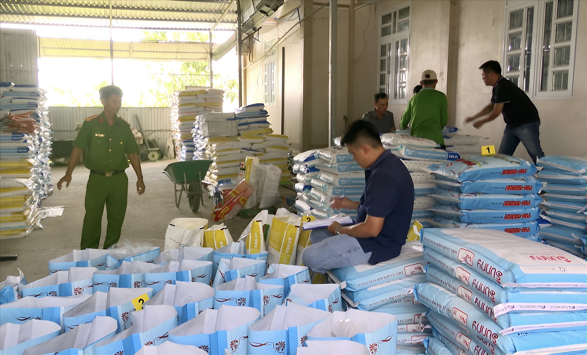 Kiểm tra, tạm giữ hơn 37 tấn thức ăn tôm giả.