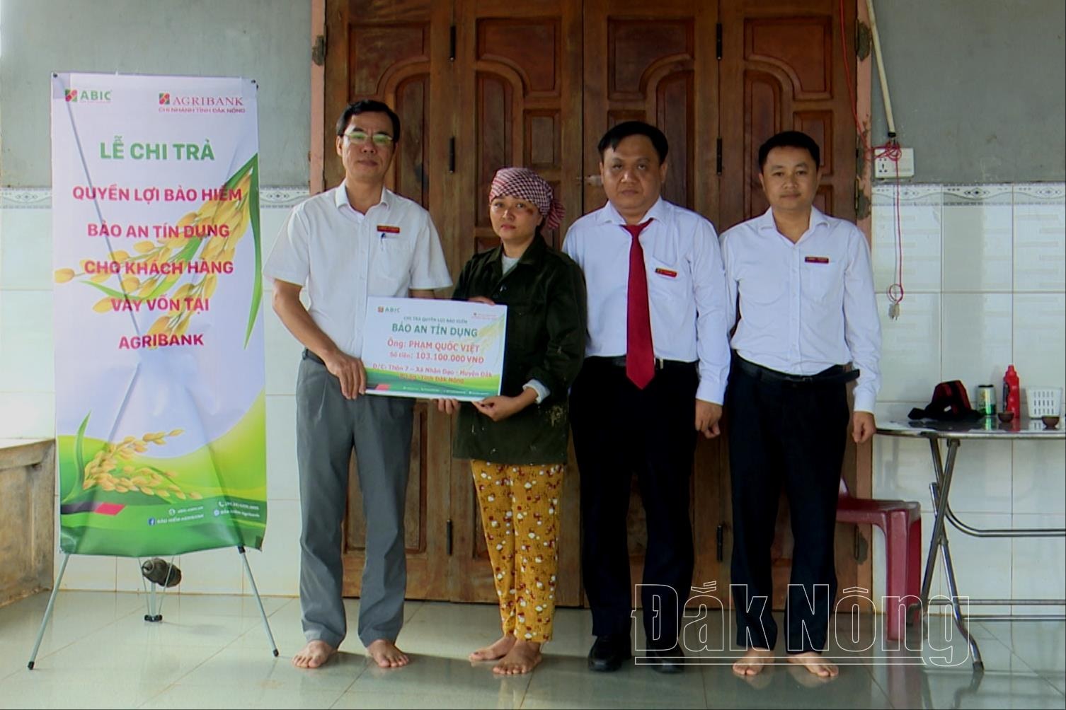 Đại diện ABIC trao tiền chi trả cho hộ gia đình ông Hồ Minh Ngọc, thường trú tổ dân phố 6, thị trấn Kiến Đức, huyện Đắk R