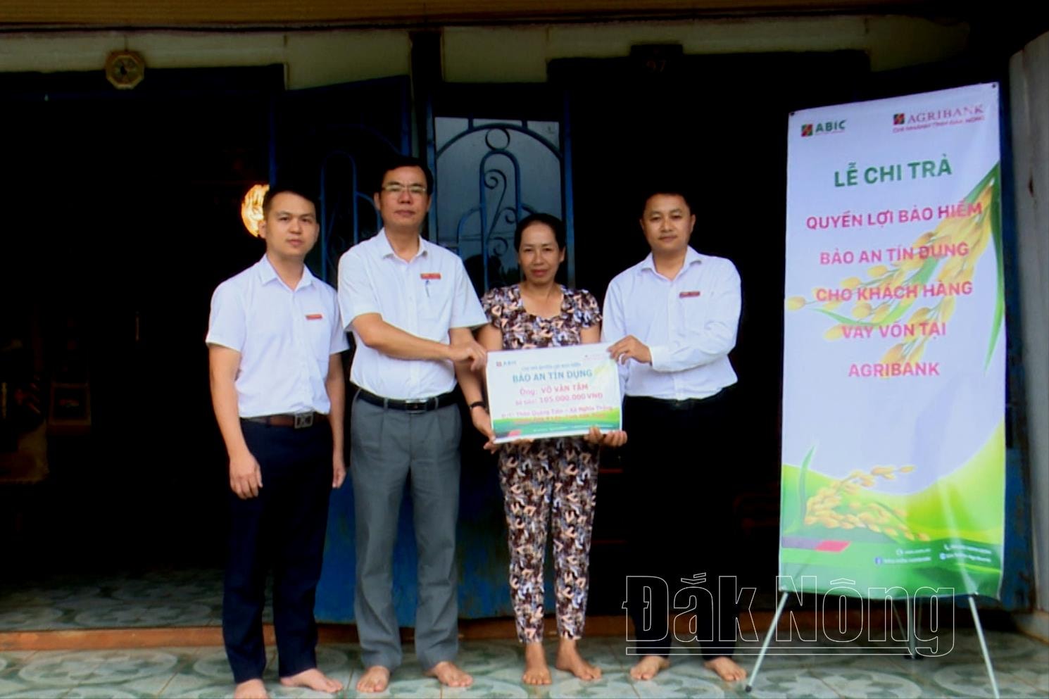 Đại diện ABIC trao tiền chi trả cho hộ gia đình ông trú tại thôn 7, xã Nhân Đạo, huyện Đắk R