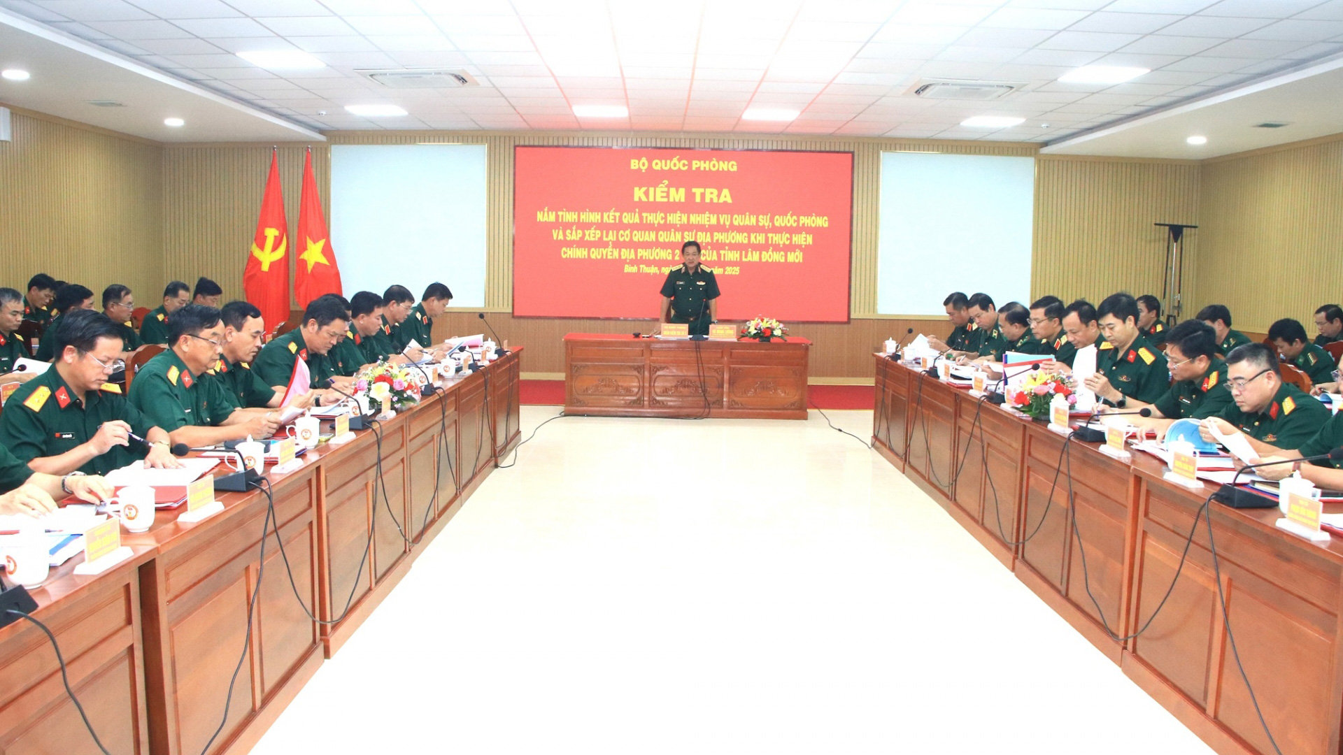 Toàn cảnh buổi làm việc. Ảnh: Báo Quân khu 7