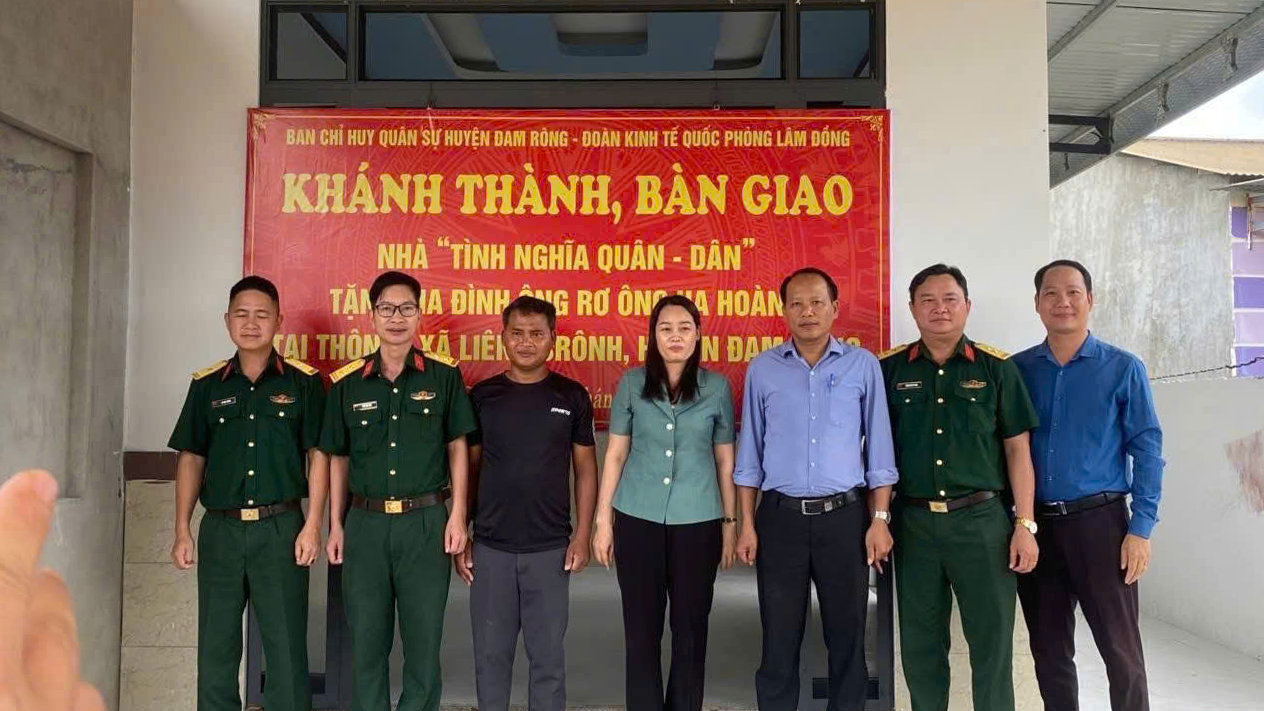 Bàn giao nhà tình nghĩa quân – dân cho gia đình đồng chí Rơ Ông Ha Hoành