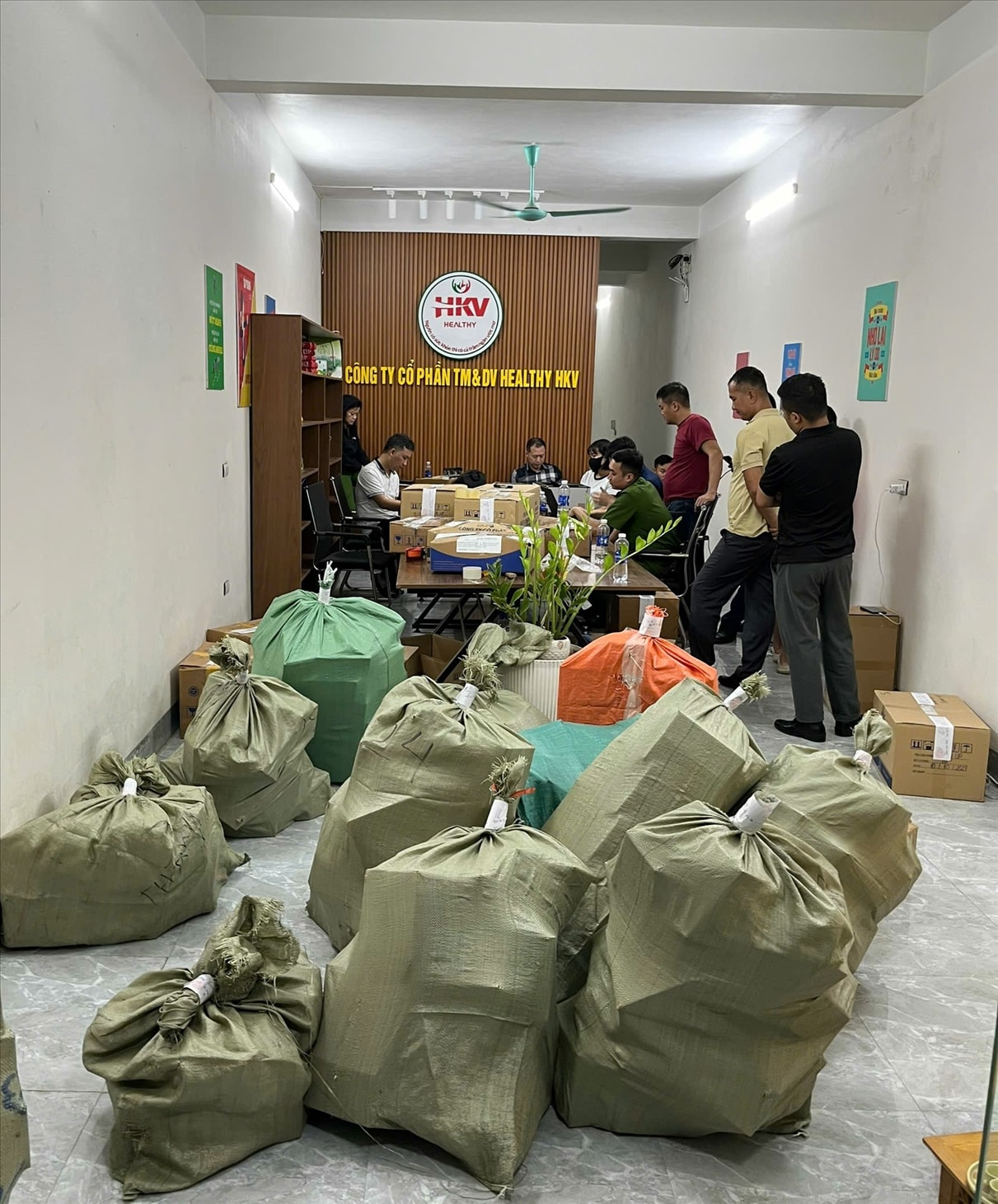 Lực lượng chức năng kiểm tra và thu giữ số hàng hóa tại kho của Công ty cổ phần Thương mại và dịch vụ Healthy HKV ở phường Minh Nông, thành phố Việt Trì, tỉnh Phú Thọ.
