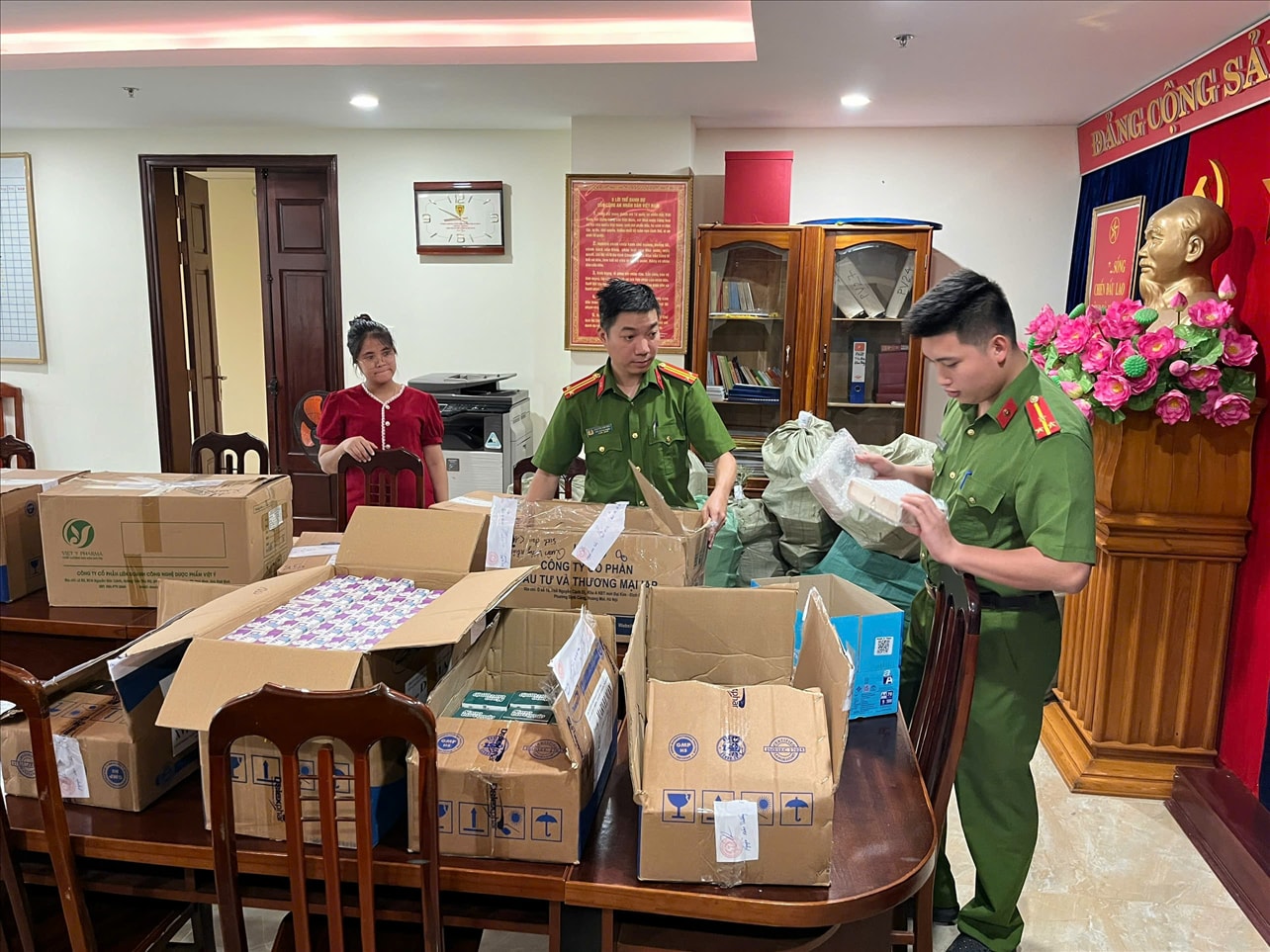 Cán bộ Phòng Cảnh sát kinh tế Công an tỉnh Yên Bái kiểm tra số hàng hóa bị thu giữ.
